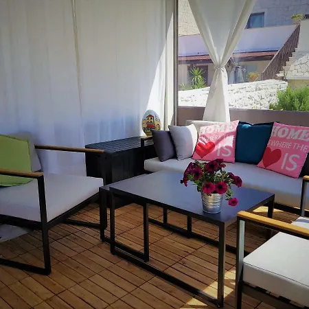 スタジオ ティロニ アパート