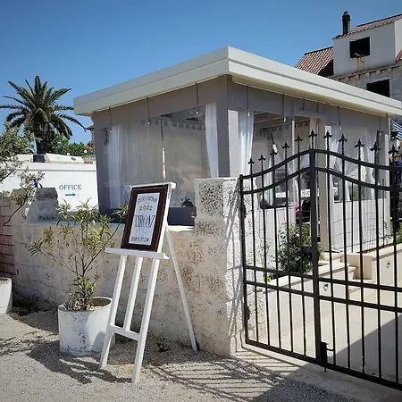 アパート スタジオ ティロニ *